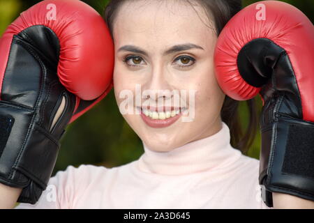 Un sorridente atletico Boxer femmina Foto Stock