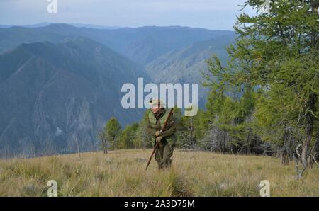 La Siberia, Russia. 06 ottobre, 2019. Il presidente russo Vladimir Putin escursioni a piedi in taiga Siberiana foresta vicino la frontiera mongola durante una pausa di compleanno Ottobre 6, 2019 in Siberia Meridionale, Russia. Putin diventa di 67 anni il prossimo 7 ottobre. Credito: Alexei Druzhinin Cremlino/Piscina/Alamy Live News Foto Stock