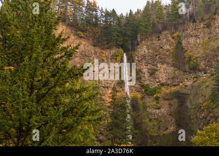 La parte più alta delle cascate Multnomah situato su Multnomah Creek in Columbia River Gorge, Oregon Foto Stock