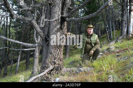 La Siberia, Russia. 06 ottobre, 2019. Il presidente russo Vladimir Putin escursioni a piedi in taiga Siberiana foresta vicino la frontiera mongola durante una pausa di compleanno Ottobre 6, 2019 in Siberia Meridionale, Russia. Putin diventa di 67 anni il prossimo 7 ottobre. Credito: Alexei Druzhinin Cremlino/Piscina/Alamy Live News Foto Stock