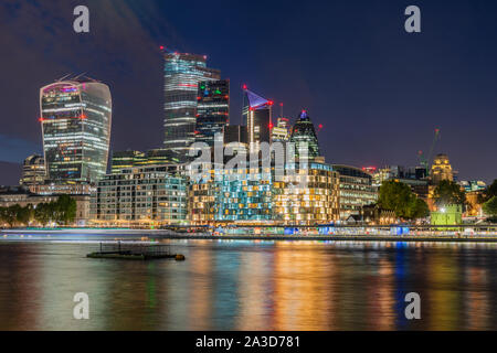 Città di Londra di notte, visto dalla riva sud del fiume Tamigi Foto Stock