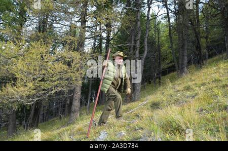 La Siberia, Russia. 06 ottobre, 2019. Il presidente russo Vladimir Putin escursioni a piedi in taiga Siberiana foresta vicino la frontiera mongola durante una pausa di compleanno Ottobre 6, 2019 in Siberia Meridionale, Russia. Putin diventa di 67 anni il prossimo 7 ottobre. Credito: Alexei Druzhinin Cremlino/Piscina/Alamy Live News Foto Stock