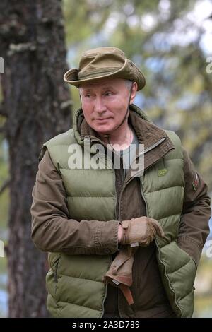 La Siberia, Russia. 06 ottobre, 2019. Il presidente russo Vladimir Putin escursioni a piedi in taiga Siberiana foresta vicino la frontiera mongola durante una pausa di compleanno Ottobre 6, 2019 in Siberia Meridionale, Russia. Putin diventa di 67 anni il prossimo 7 ottobre. Credito: Alexei Druzhinin Cremlino/Piscina/Alamy Live News Foto Stock