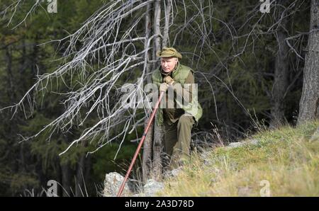 La Siberia, Russia. 06 ottobre, 2019. Il presidente russo Vladimir Putin escursioni a piedi in taiga Siberiana foresta vicino la frontiera mongola durante una pausa di compleanno Ottobre 6, 2019 in Siberia Meridionale, Russia. Putin diventa di 67 anni il prossimo 7 ottobre. Credito: Alexei Druzhinin Cremlino/Piscina/Alamy Live News Foto Stock