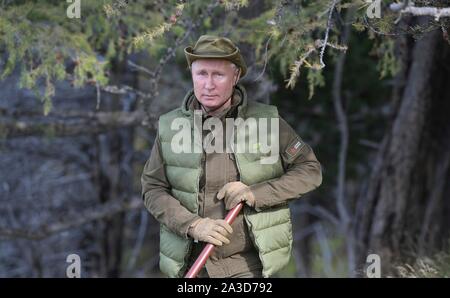 La Siberia, Russia. 06 ottobre, 2019. Il presidente russo Vladimir Putin escursioni a piedi in taiga Siberiana foresta vicino la frontiera mongola durante una pausa di compleanno Ottobre 6, 2019 in Siberia Meridionale, Russia. Putin diventa di 67 anni il prossimo 7 ottobre. Credito: Alexei Druzhinin Cremlino/Piscina/Alamy Live News Foto Stock