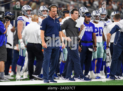 Ott 6, 2019: Dallas Cowboys head coach Jason Garrett e coordinatore offensivo Kellen Moore durante un gioco di NFL tra Green Bay Packers e Dallas Cowboys di AT&T Stadium di Arlington, TX Green Bay sconfitto Dallas 34-24 Albert Pena/CSM Foto Stock