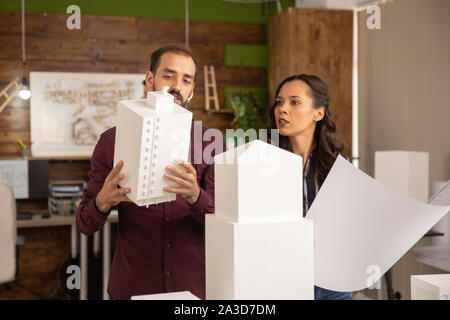Creative designer e architetti che lavorano con il modello 3D design in ufficio moderno Foto Stock