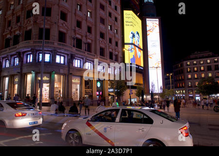 Il traffico sulla Gran Via di Madrid di notte Foto Stock