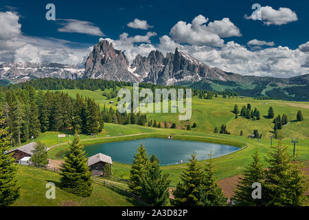 Il paesaggio intorno a Alpe di Siusi, il più grande ad alta altitudine prato alpino in Europa. Situato nelle Dolomiti in Alto Adige Foto Stock