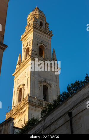 La mattina presto il sole sul campanile del Duomo di Lecce (Duomo) - Lecce, Puglia (Puglia) nel Sud Italia Foto Stock