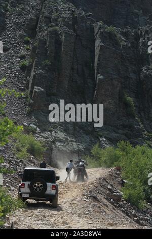 Aiutare un motociclista lungo una Jeep Offroad Trail Foto Stock