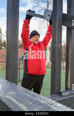 Uomo anziano facendo esercizio giornaliero presso la palestra a cielo aperto Foto Stock