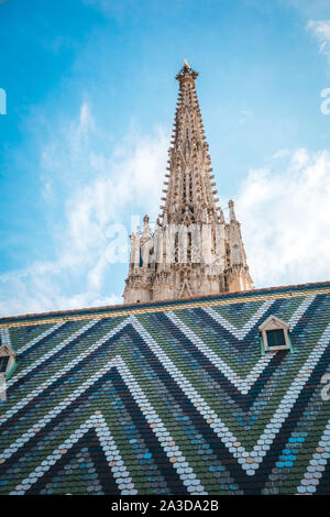 Frammento del tetto della cattedrale di Santo Stefano a Vienna con la guglia di una delle torri in background, Vienna, Austria Foto Stock