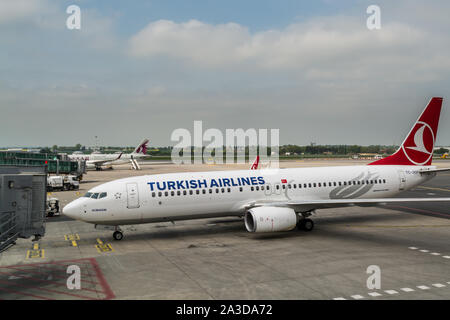 Praga, Repubblica Ceca, Maggio 3rd, 2018, Piano di Boeing 737-800 della Turkish Airlines, la tassazione a Vaclav Havel aeroporto Praga, Repubblica Ceca. Foto Stock