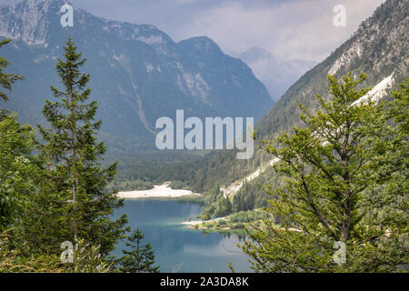 Vista sul lago di Predil (Lago del Predil) da Predil pass presso il confine di Italia e Slovenia, sulle Alpi Giulie. Foto Stock