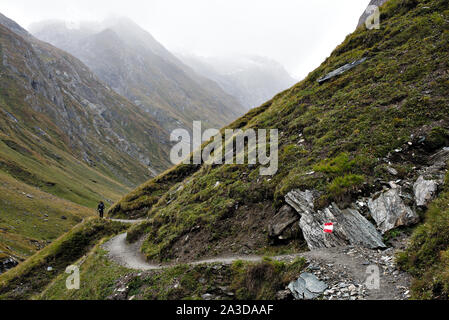 Gli escursionisti in Umbaltal/Virgental in una piovosa giornata nel Parco Nazionale degli Alti Tauri in Austria Foto Stock