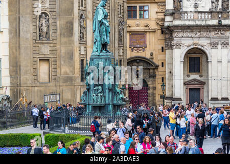 Un sacco di turisti alla statua del re Carlo IV A Charles (Karluv Most) Torre del ponte Gateway arcuata a Praga, Repubblica Ceca. Foto Stock