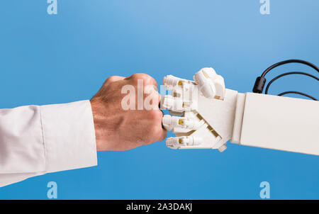 Uomo e robot mani rendendo pugno gesto bump Foto Stock