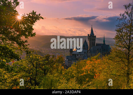 Wernigerode Castle al tramonto. Wernigerode è una città nel distretto di Harz, Sassonia-Anhalt, Germania. Foto Stock