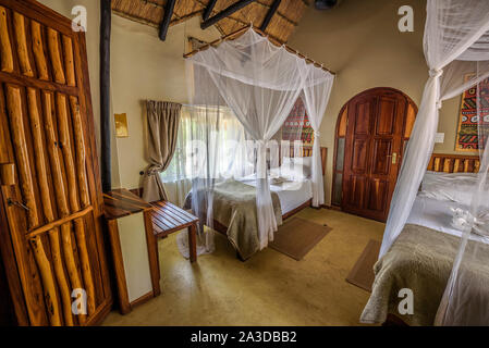 Chalet interno dell'Hobatere Lodge vicino al Parco Nazionale di Etosha, Namibia Foto Stock