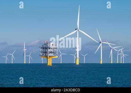 Alcune delle 175 turbine e uno dei due sottostazioni offshore sul London Array Offshore Wind Farm, che era il più grande del mondo offshore wind farm fino al 2017 Foto Stock