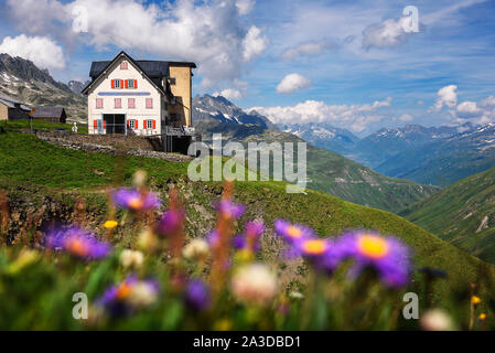 Chiuso mountain hotel si trova nei pressi del ghiacciaio del Rodano in Furka Pass, Svizzera Foto Stock