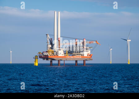 Un manuale di installazione per turbina eolica nave, Bold Tern, lavorando a erigere Siemens turbine eoliche sulla Hornsea progetto Uno Offshore Wind Farm Foto Stock