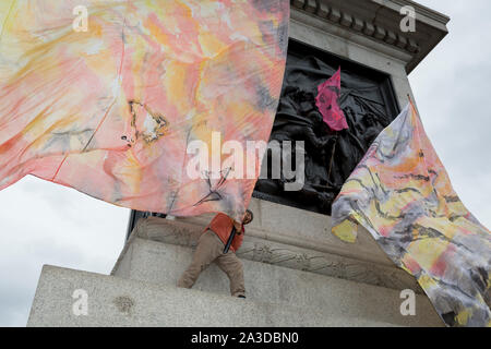 Gli attivisti ambientali protestare contro il cambiamento climatico durante una occupazione di Trafalgar Square a Londra centrale, il primo giorno di due settimane di prolungate proteste in tutto il mondo dai membri di estinzione della ribellione, il 7 ottobre 2019, a Londra, in Inghilterra. Foto Stock