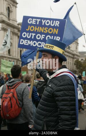 Londra, Regno Unito. 07 ott 2019, Steve Bray, signor Stop Brexit presso la ribellione di estinzione protesta in Westminster, per evidenziare il cambiamento climatico. © Martin Foskett/Knelstrom Ltd/Alamy Live News Foto Stock