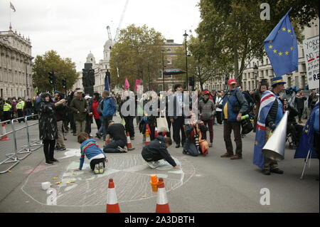 Londra, Regno Unito. 07 ott 2019, Steve Bray, signor Stop Brexit presso la ribellione di estinzione protesta in Westminster, per evidenziare il cambiamento climatico. © Martin Foskett/Knelstrom Ltd/Alamy Live News Foto Stock