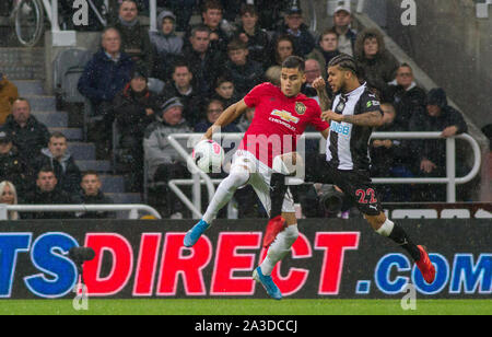 Newcastle, Regno Unito. 06 ott 2019. Andreas Pereira del Man Utd & DeAndre Yedlin di Newcastle United durante il match di Premier League tra Newcastle United e il Manchester United presso il St James Park, Newcastle, in Inghilterra il 6 ottobre 2019. Foto di J GILL/prime immagini multimediali. Credito: prime immagini multimediali/Alamy Live News Foto Stock