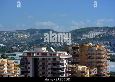 Paesaggio urbano e vista sui tetti di Mahmutlar e Kargicak in Alanya, Antalya, Turchia. I complessi di appartamenti, vecchi e nuovi alberghi, ville sulla collina Foto Stock