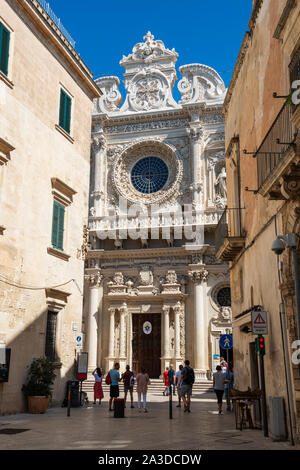 I turisti di fronte la Basilica di Santa Croce (Chiesa di Santa Croce) visto dalla Piazza Castromediano a Lecce, Puglia (Puglia) nel Sud Italia Foto Stock