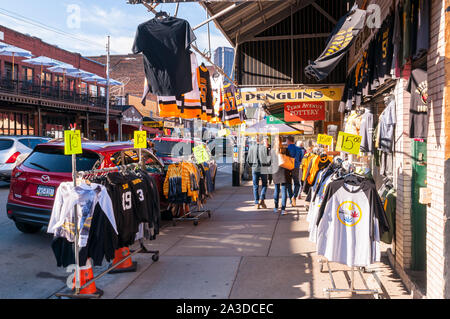 Persone davanti a un negozio di Penn Avenue nel Quartiere di striscia che vende Pittsburgh relativi capi di abbigliamento e articoli di Pittsburgh, in Pennsylvania, STATI UNITI D'AMERICA Foto Stock