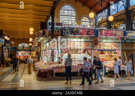 Un cavalletto tradizionale di vendita folk ungherese negozio di souvenir nel grande mercato coperto di Budapest, Ungheria Foto Stock