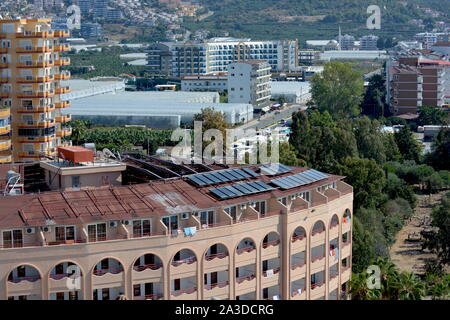 Paesaggio urbano e vista sui tetti di Mahmutlar e Kargicak in Alanya, Antalya, Turchia. I complessi di appartamenti, vecchi e nuovi alberghi, ville sulla collina Foto Stock