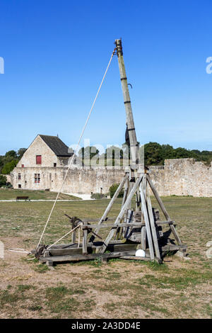 Contrappeso trebuchet / contrappeso trebuchet, catapulta medievale presso il Château de Tiffauges, il castello medievale, della Vandea, Francia Foto Stock