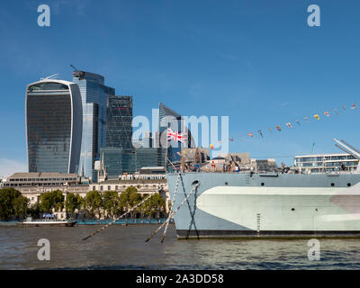 I moderni grattacieli nella città di Londra dietro HMS Belfast sul fiume Thames, London, Regno Unito Foto Stock