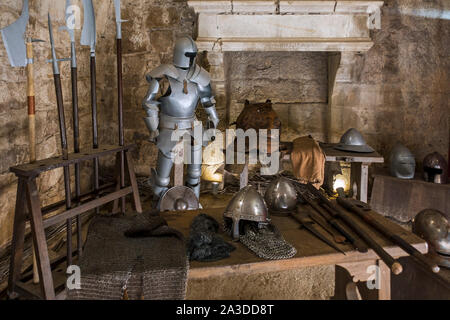 Armatura, alabarde e le armi del Medioevo in armeria presso il Château de Tiffauges, il castello medievale, della Vandea, Francia Foto Stock