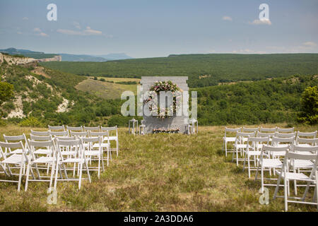 Cerimonia di matrimonio decorazione prima della ricezione sulla roccia Foto Stock