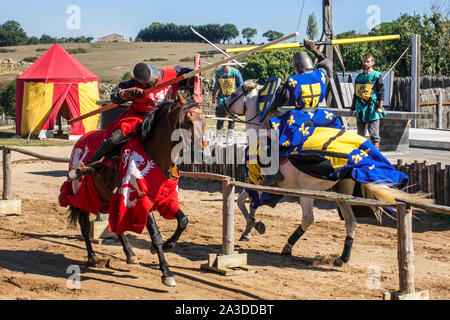 Cavalieri medievali in armatura a cavallo durante la giostra del torneo al Château de Tiffauges, della Vandea, Francia Foto Stock