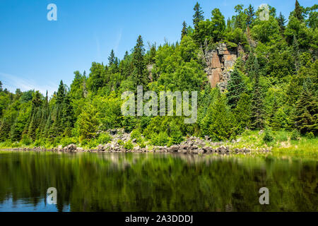 Vista panoramica di un appartato lago d'estate sull'astragalo lago Trail escursione nella Sleeping Giant Parco Provinciale, Ontario, Canada Foto Stock