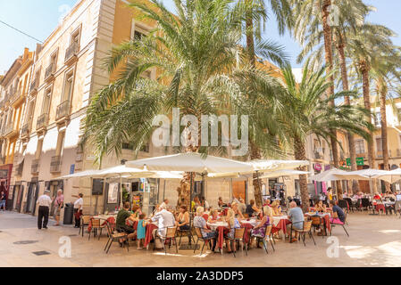 Il ristorante della pavimentazione sulla Plaza Santisima Faz, Alicante, Costa Blanca, Spagna Foto Stock