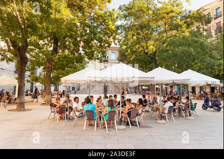 Affollato bar esterno tavoli in Plaza de la Paja, La Latina, Madrid, Spagna Foto Stock