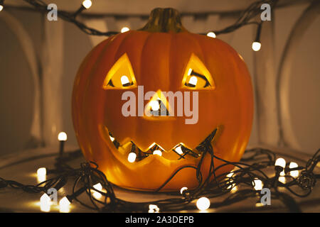 Halloween zucca sorridente faccia con luci all'interno Foto Stock