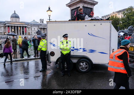 Trafalgar Square, Londra, Regno Unito. Il 7 ottobre 2019. La ribellione di estinzione il cambiamento climatico manifestanti chiudere le strade attorno a Westminster. Credito: Matteo Chattle/Alamy Live News Foto Stock