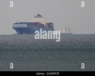 Sheerness, Kent, Regno Unito. Il 7 ottobre, 2019. Storico di nave a vela De Gallant visto passando a vela Sheerness, Kent appena prima del tramonto di questa sera in fallo meteo prima di ancoraggio per tutta la notte. De Gallant è il trasporto di un carico speciale di vino, caffè, spezie e più a Londra. È pensato per essere il primo grande le merci che arrivano da vela dal 1960s. Nella foto: visto che attraversa il percorso del container moderno SM Charleston. Credito: James Bell/Alamy Live News Foto Stock