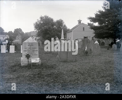 Antique c1900 fotografia il vecchio terreno di seppellimento in Lexington, Massachusetts con memorial marcatore per il capitano John Parker. Fonte: originale negativo di vetro Foto Stock