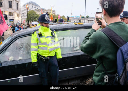 Trafalgar Square, Londra, Regno Unito. Il 7 ottobre 2019. La ribellione di estinzione il cambiamento climatico manifestanti chiudere le strade attorno a Westminster. Credito: Matteo Chattle/Alamy Live News Foto Stock