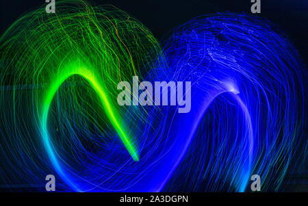 Il verde e il blu schemi di luce su sfondo nero Foto Stock